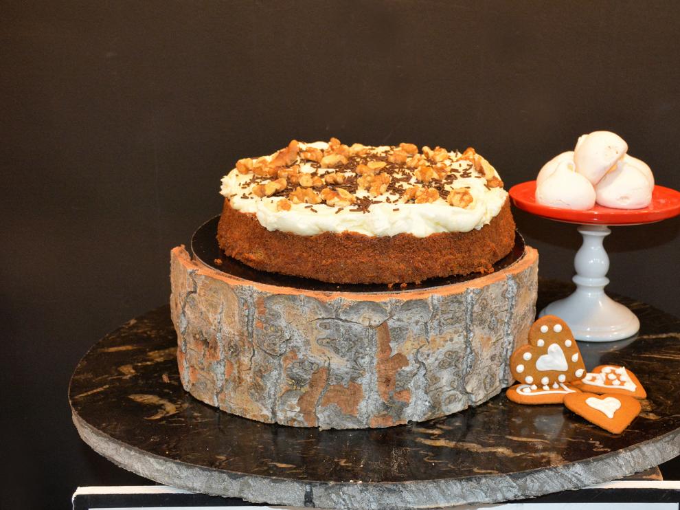Las nueces que coronan la tarta de zanahoria le dan un toque delicioso.