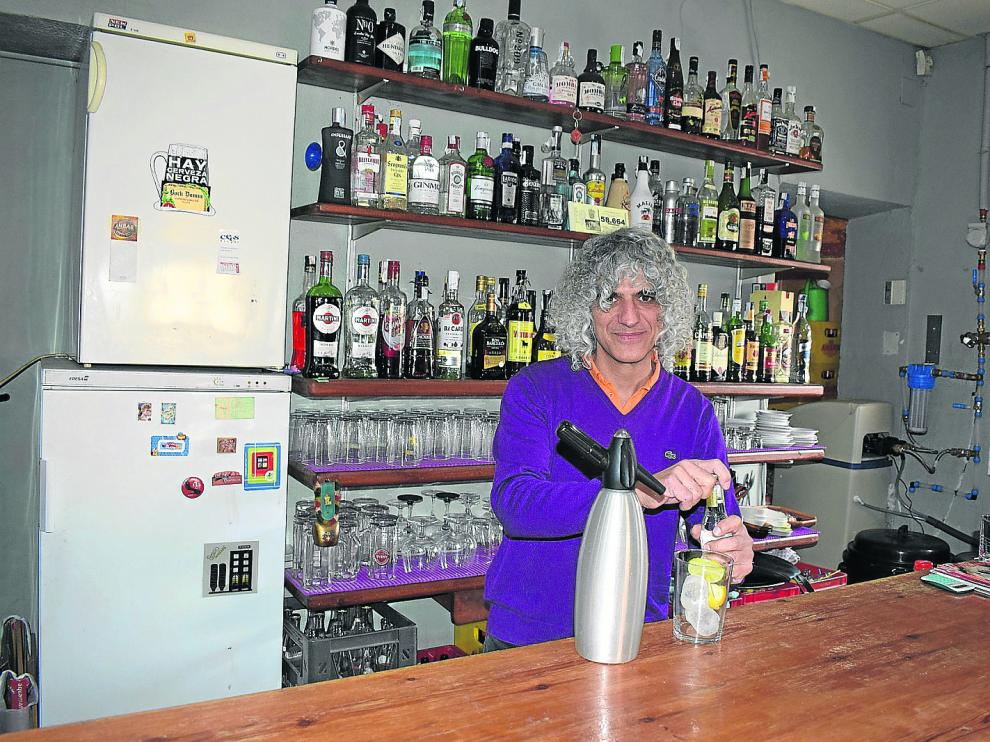 Óscar Pérez, en la barra de su bar.