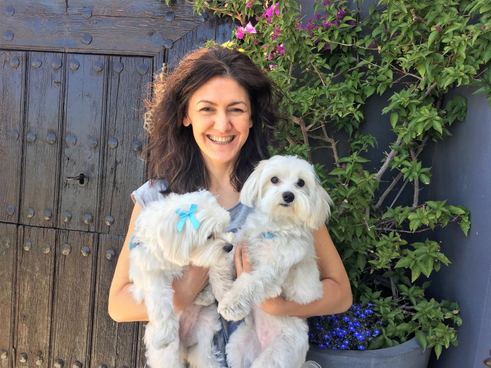 Silvia Porras, canguro de perros, que pide una regulación sobre esta actividad.