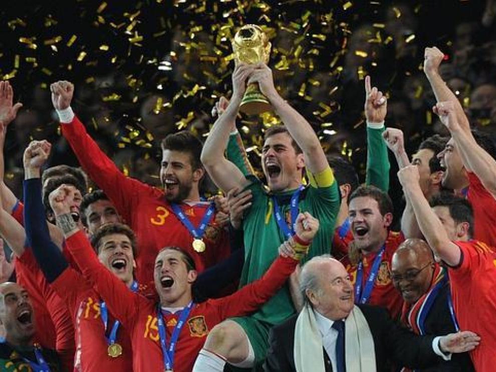 La selección española levante el título que le acredita como campeona del mundo de fútbol en 2010.