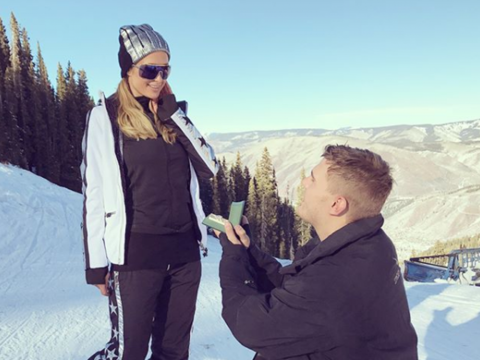 Imagen del momento de la pedida de mano en las montañas de Aspen (Colorado).