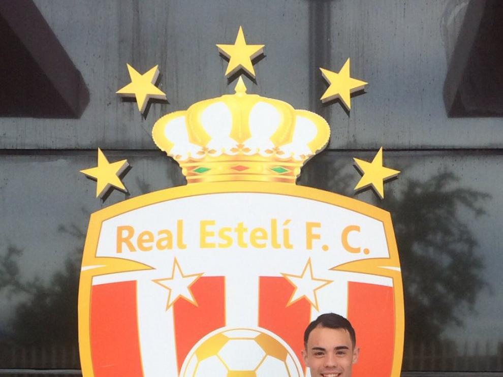 Pablo Gállego, posando con el escudo de su nuevo equipo.