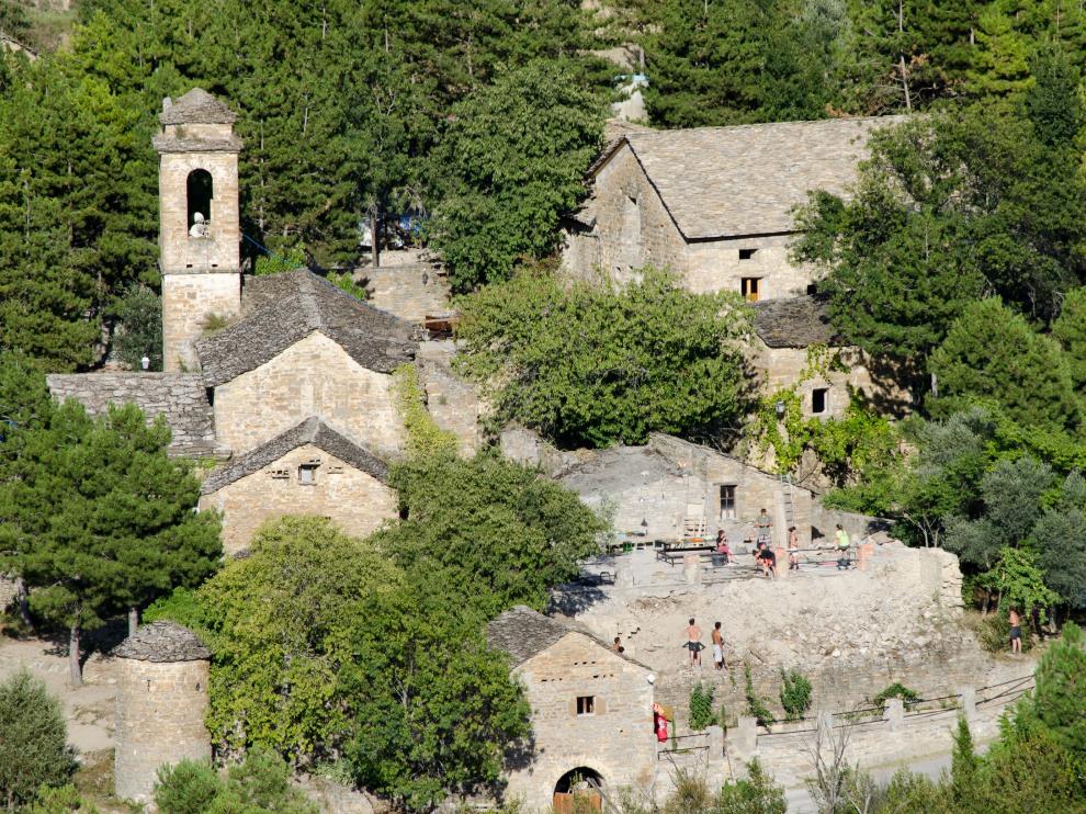 Vista del núcleo de Griébal y su iglesia, que será rehabilitada como centro social para jóvenes