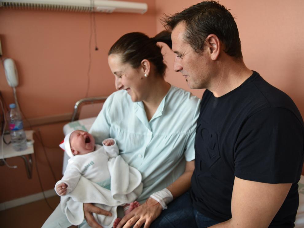 Gabriel, con sus padres, Cristina y Félix, en su habitación del hospital San Jorge