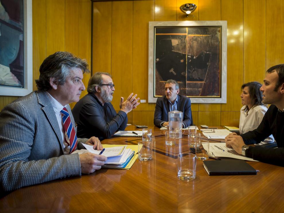 Representantes de ZEC y PSOE, en la reunión de ayer sobre el presupuesto
