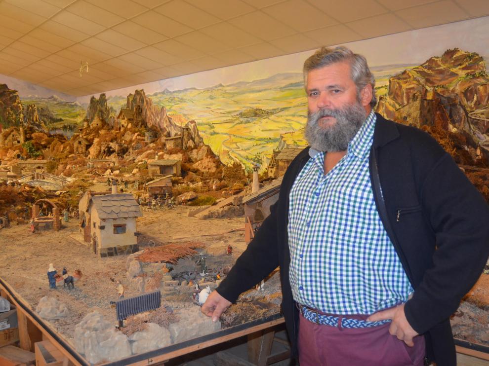 Manuel Bara, junto al belén que monta cada año en Pomar de Cinca.