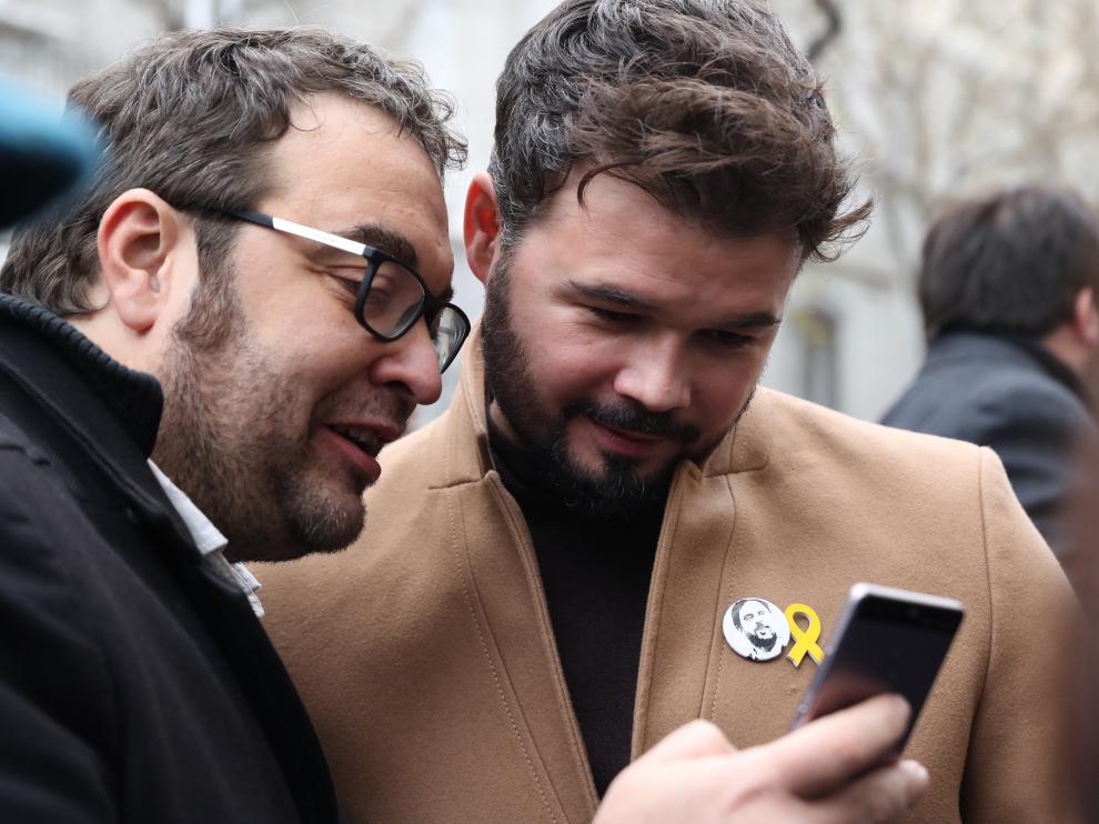 - Una delegación de ERC encabezada por el portavoz adjunto de ERC en el Congreso, Gabriel Rufián (i), y el vicesecretario general de coordinación interna de la formación, Isaac Peraire (i), se concentra frente a las puertas del Tribunal Supremo, para apoyar al presidente del partido, Oriol Junqueras.