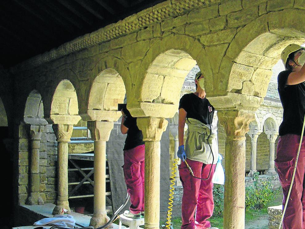 Trabajos de restauración en los arcos de medio punto del claustro.