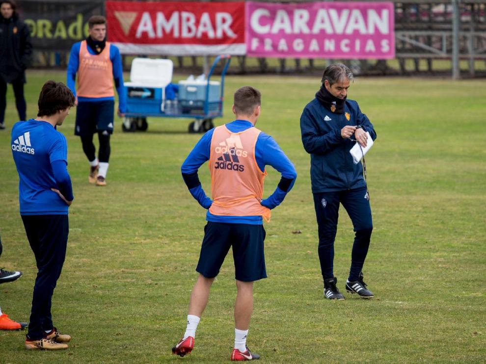 Natxo González da órdenes a los defensas en un entrenamiento de esta semana.
