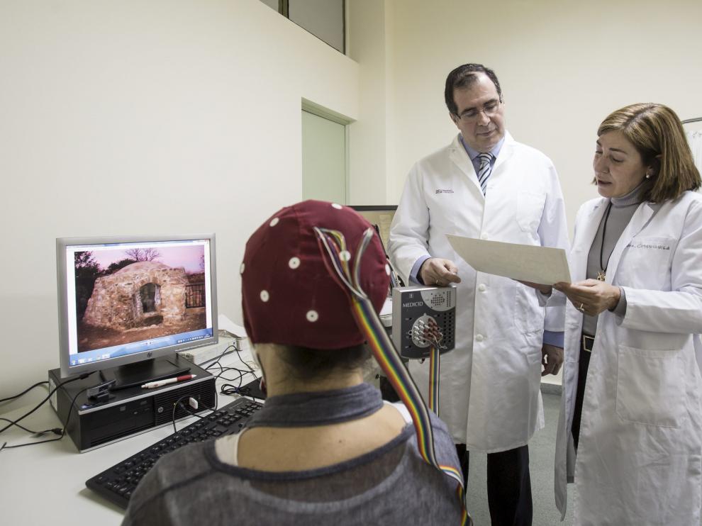 Los forenses Salvador Baena y Cristina Andreu revisan los resultados de la prueba del test de la verdad en la máquina en el Instituto de Medicina Legal de Aragón.