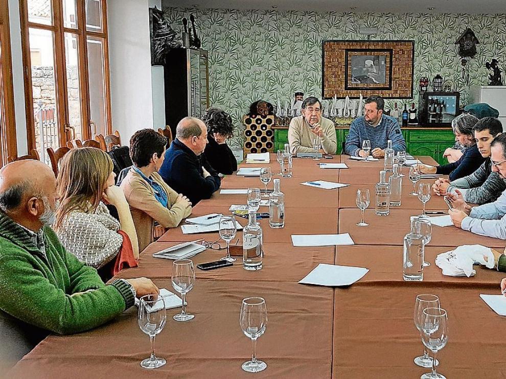 Cocineros, expertos en gastronomía y representantes institucionales, en la Hospedería de Sádaba.