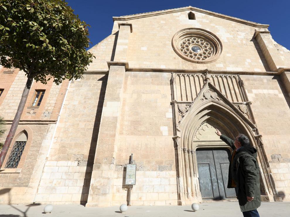La restauración ha reparado también elementos de la fachada principal.
