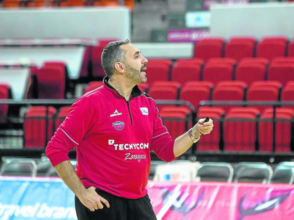 El entrenador del Tecnyconta Zaragoza, Jota Cuspinera, en el pabellón Príncipe Felipe.