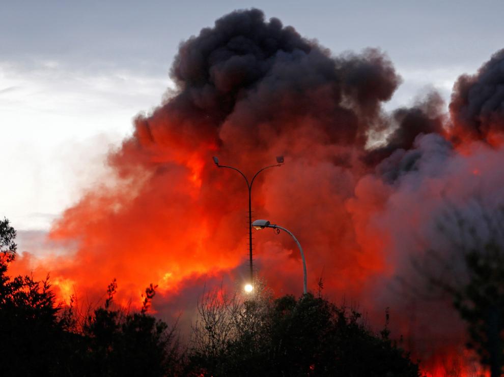 Los bomberos trabajan en las labores de extinción.