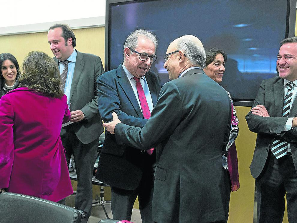 El consejero Fernando Gimeno y el ministro Cristóbal Montoro, en un Consejo de Política Fiscal.