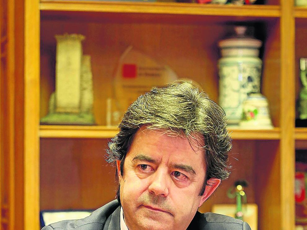 El alcalde de Huesca, Luis Felipe, en su despacho durante la entrevista.