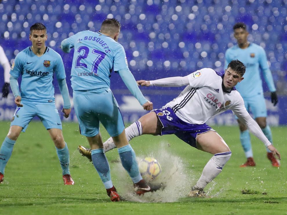 Guti disputa un balón en el centro del campo.