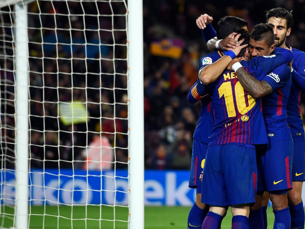 Los jugadores del Barça se abrazan tras el gol.