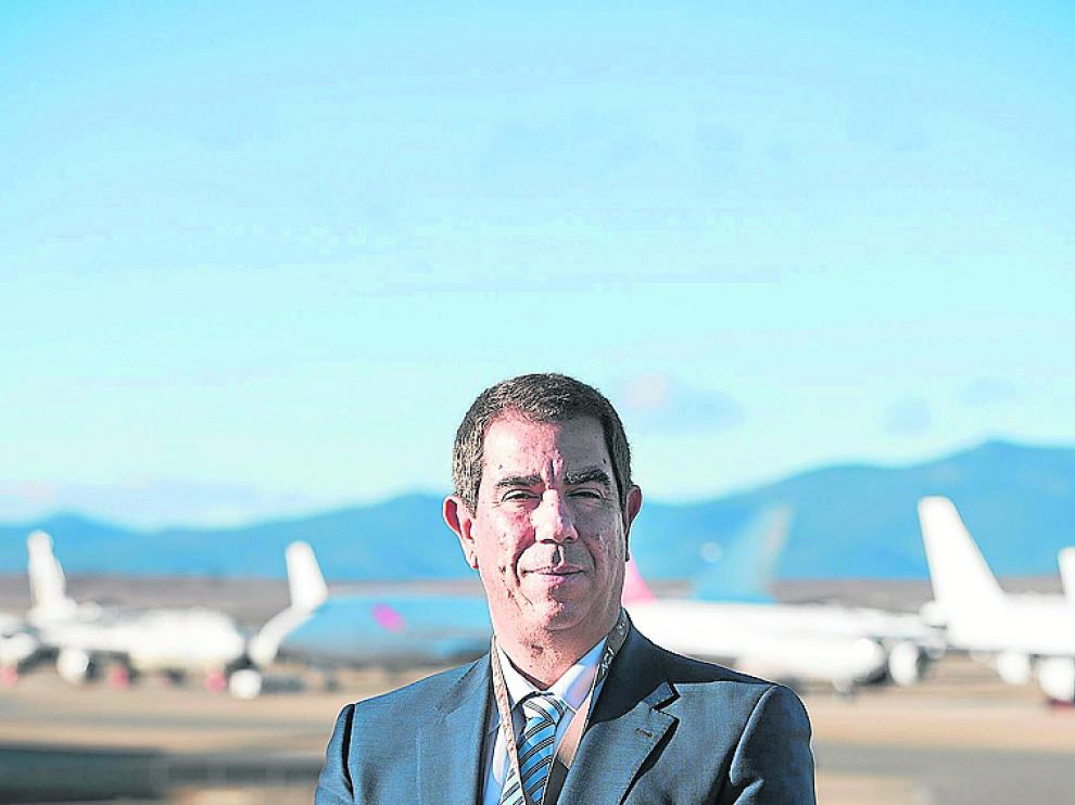 Alejandro Ibrahim, en el aeropuerto de Teruel.