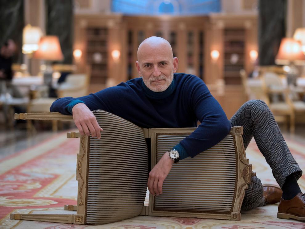 Alejandro Palomas posó así para los fotógrafos tras anunciarse que su novela 'Un amor' había ganado el premio Nadal 2018.