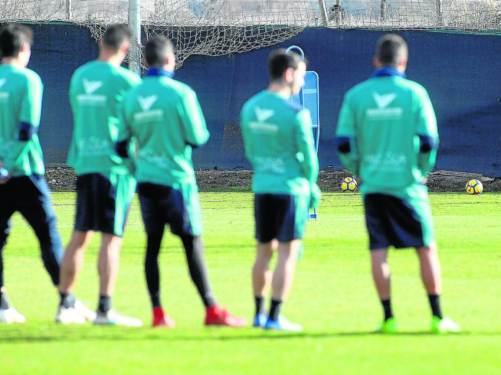 David Ferreiro marca la jugada al ensayar la estrategia en un entrenamiento del equipo azulgrana.