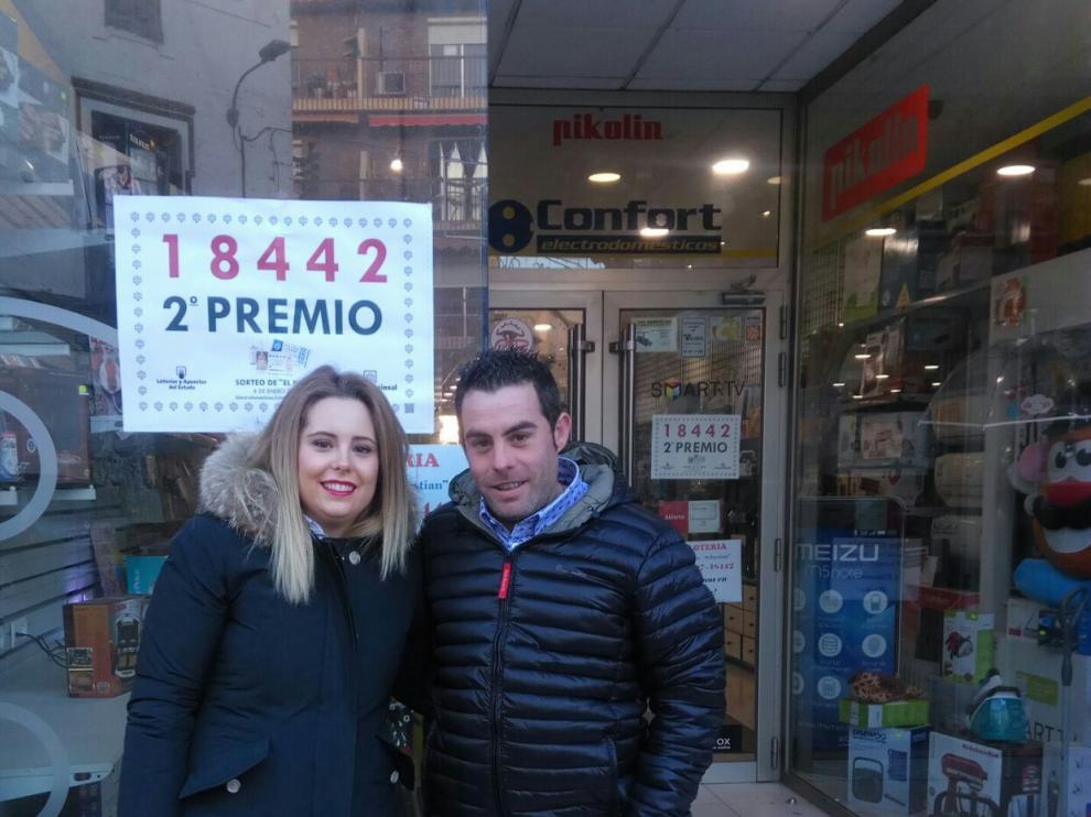 Iván Sanz junto a su pareja en la administración de Lotería de Magallón