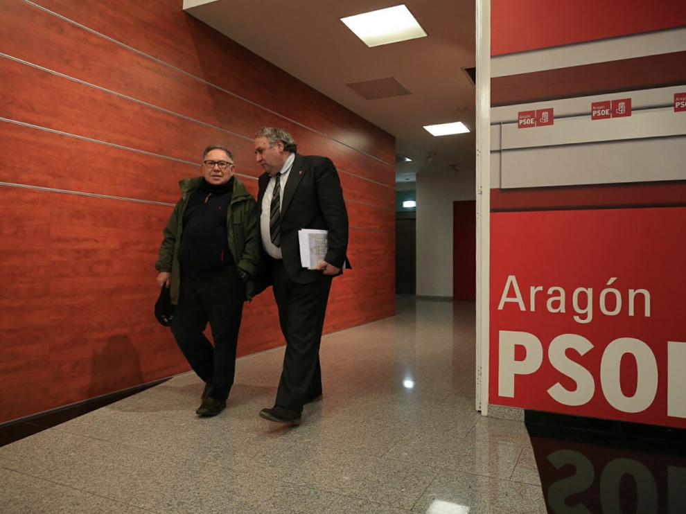 Miguel Ángel San Juan (derecha) en la sede del PSOE Aragón