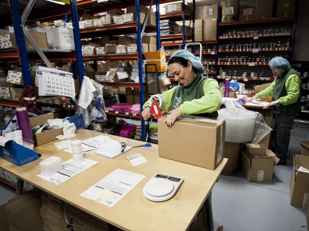 Dos trabajadoras de Gran Velada trabajan en el almacén de la empresa; preparan producto para su comercialización.