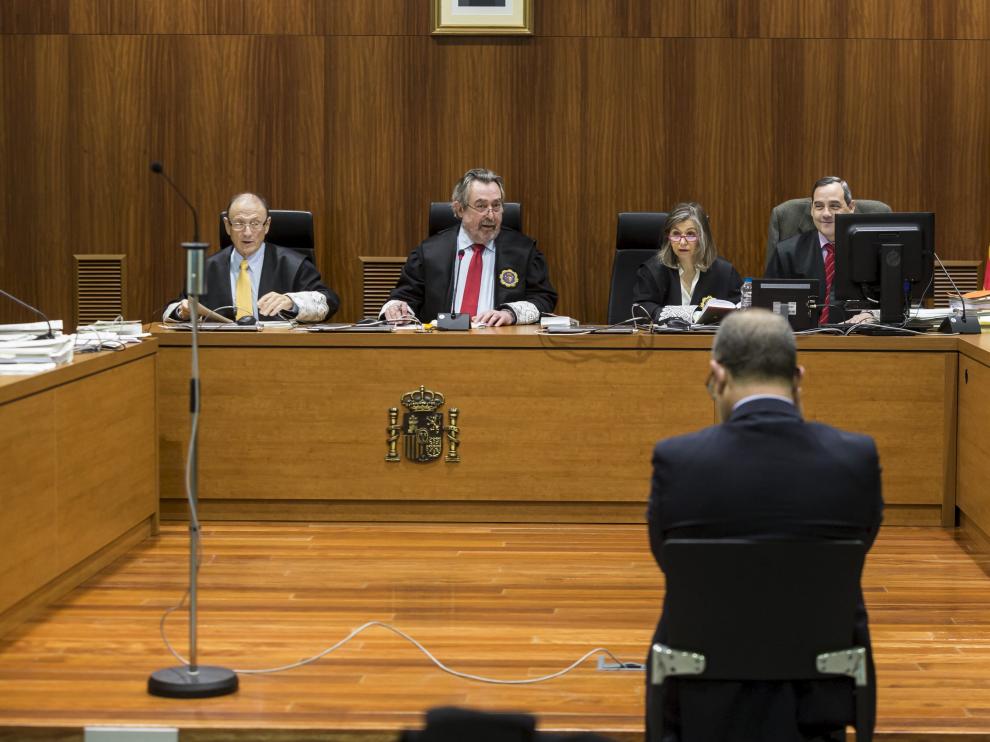 El juez Juan Alberto Belloch, ayer durante la sesión, con Agapito Iglesias en primer término.