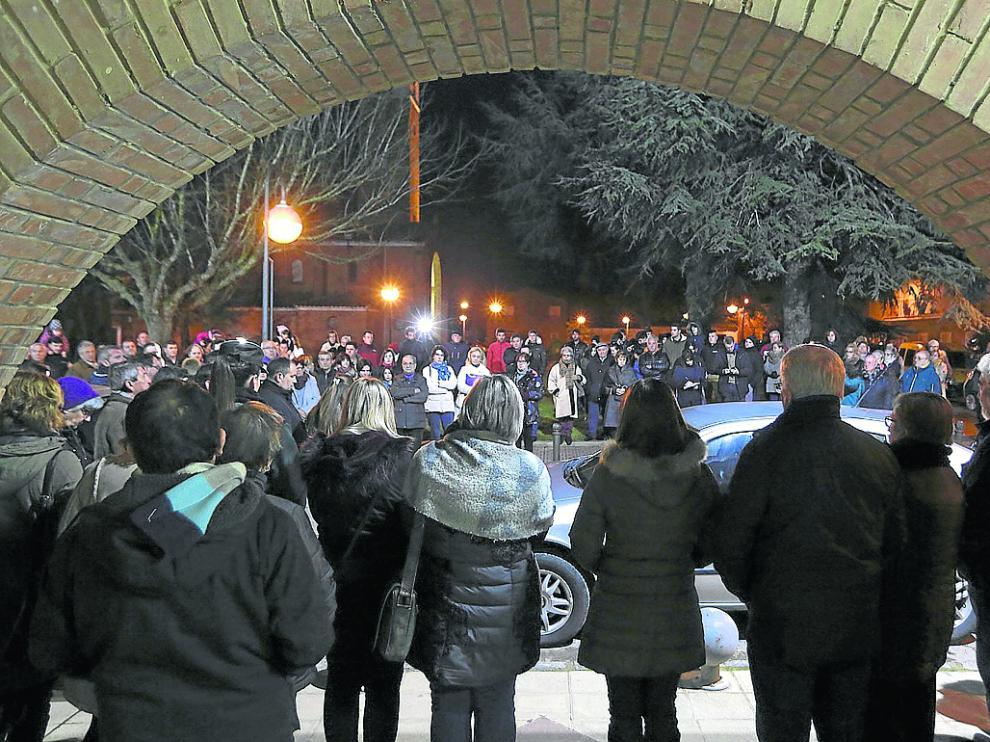 Concentración celebrada ayer en Frula en apoyo de la menor y contra la violencia de género.