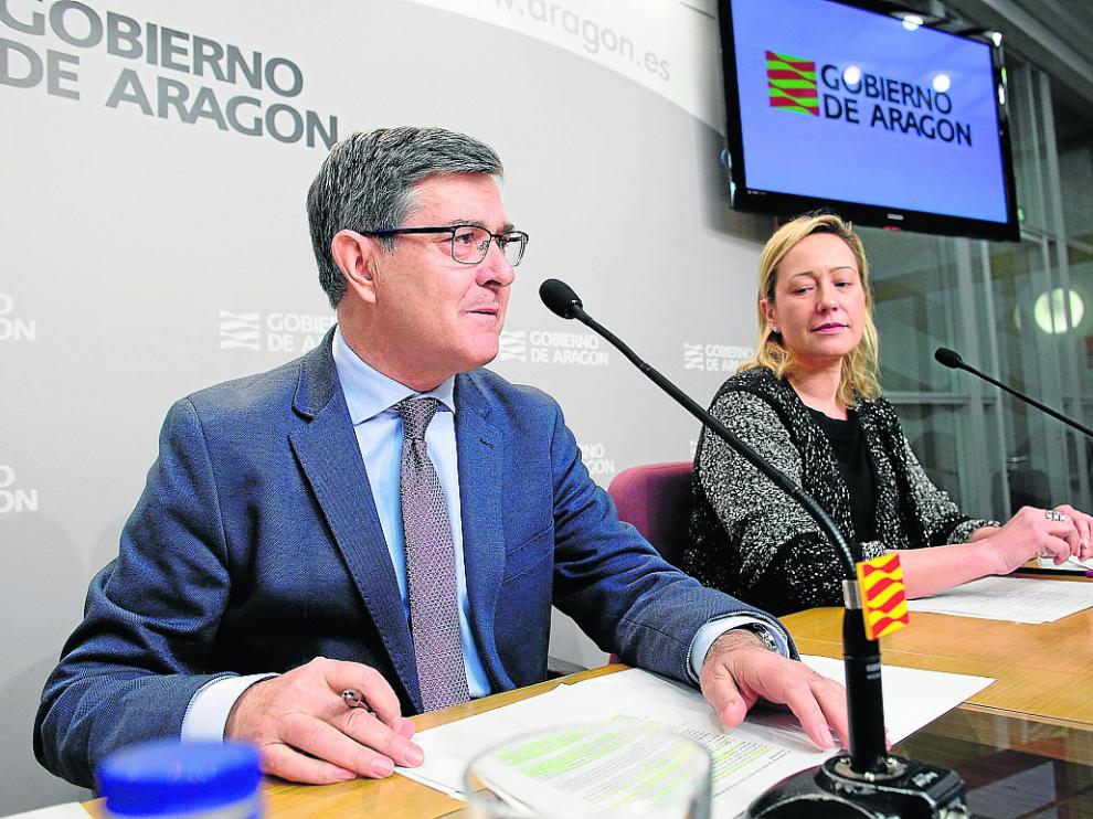 Los consejeros de Presidencia y Economía, Vicente Guillén y Marta Gastón, este martes.