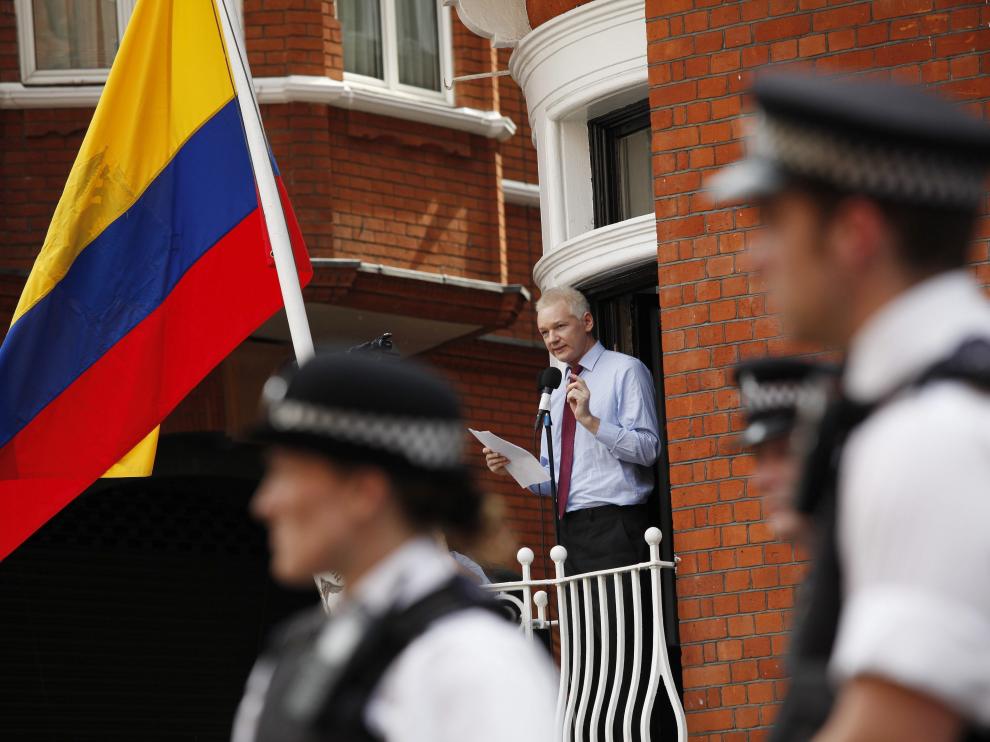 Assange, en un balcón de la Embajada de Ecuador en Londres, en 2012.