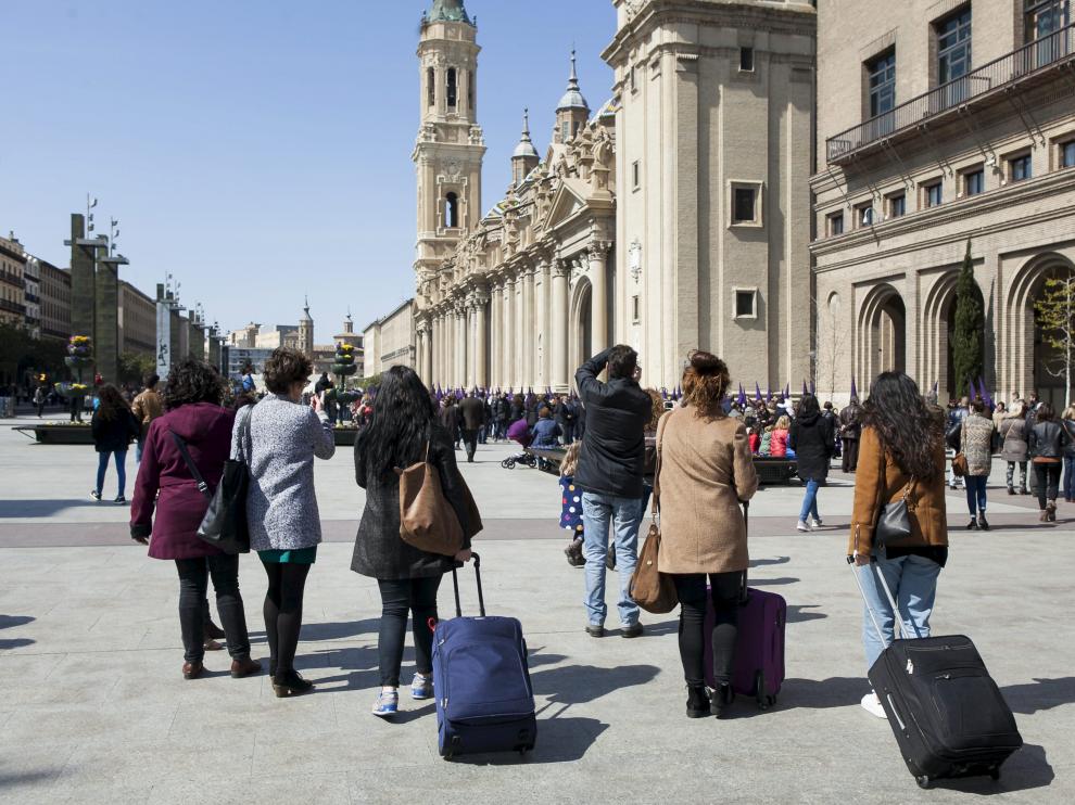 Turistas en la Plaza del Pilar de Zaragoza.