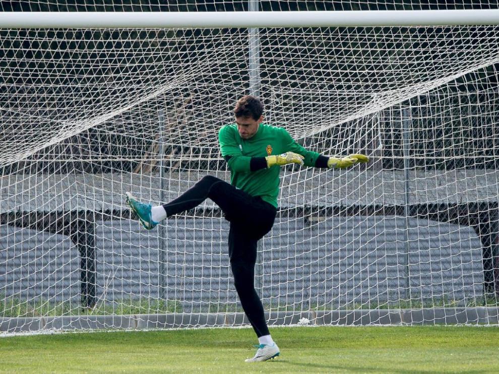 Cristian Álvarez se ejercita delante de una portería en la Ciudad Deportiva.