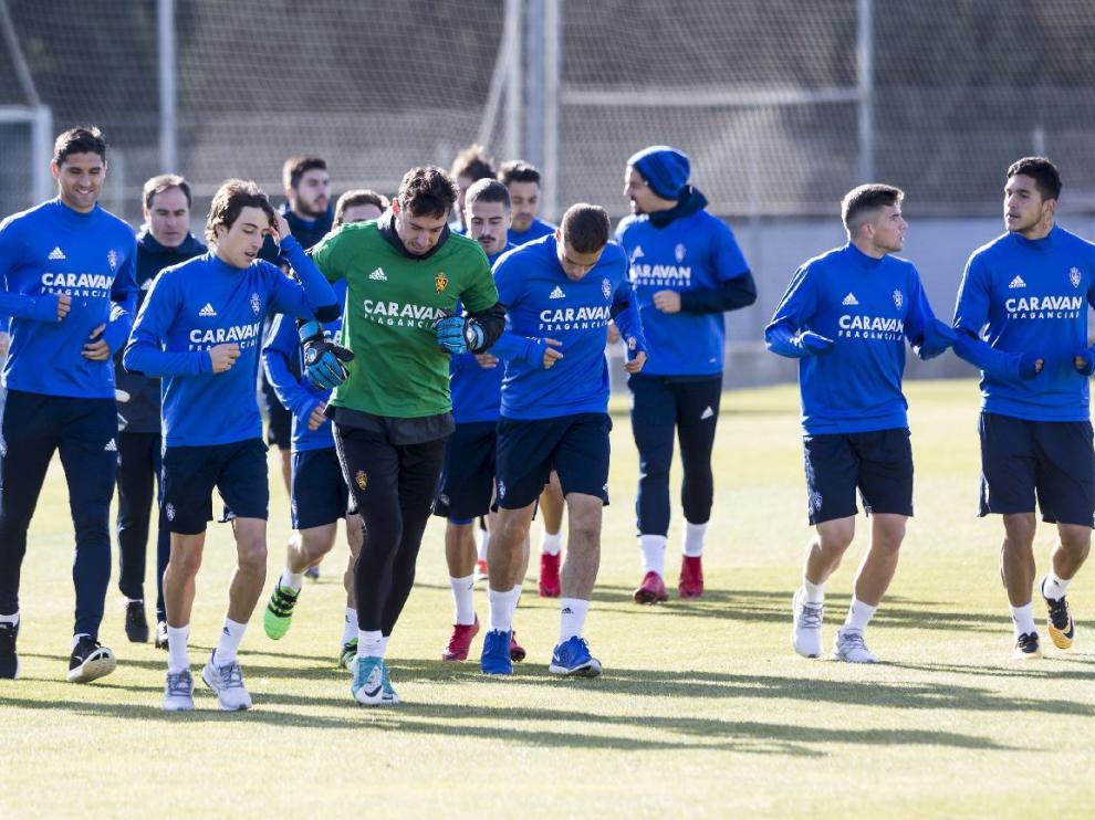 La plantilla del Real Zaragoza, al inicio del entrenamiento.