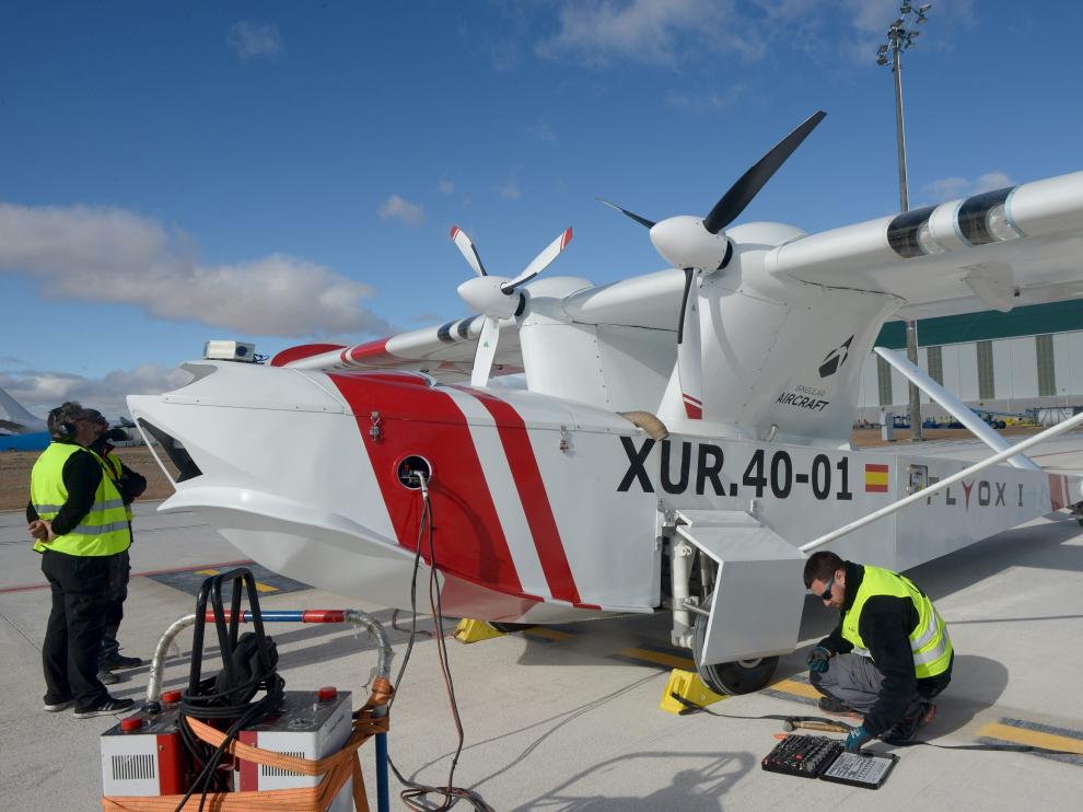 El prototipo del dron para la lucha contraincendios, en la pista del aeropuerto de Teruel.