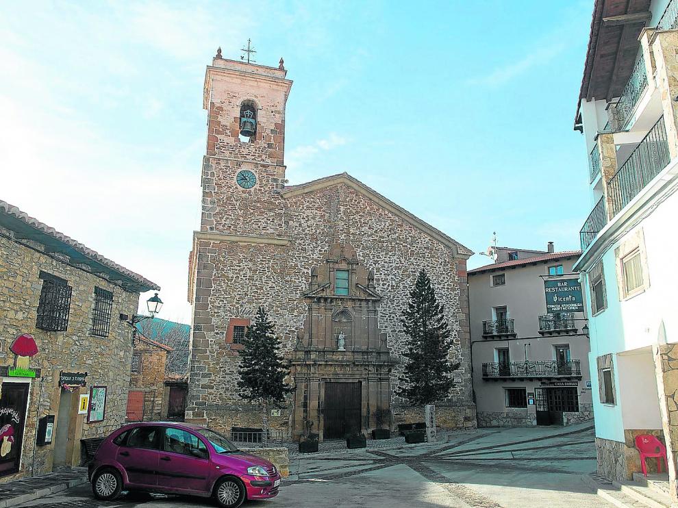 La plaza, con la iglesia parroquial, concreta también la oferta hostelera de la localidad.