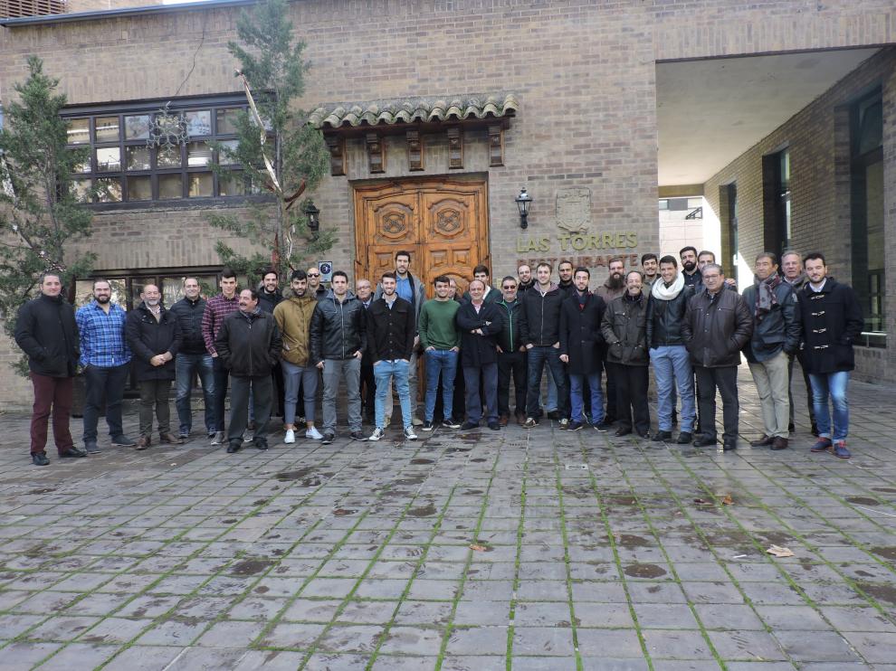 Plantilla, técnicos y directivos del Bada Huesca posan juntos este jueves a la salida de la comida.
