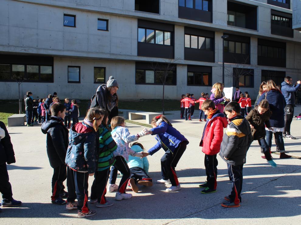 Un grupo de niños jugando a uno de los juegos