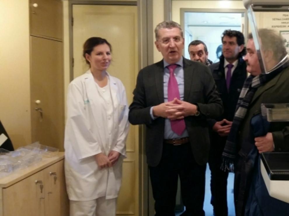 El consejero de Sanidad ha visitado la unidad móvil de Teruel, que incorpora el nuevo mamógrafo