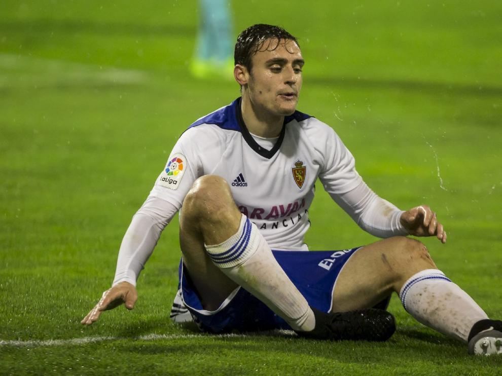 Dani Lasure, empapado de agua sobre el césped de La Romareda el pasado sábado frente al Barça B.