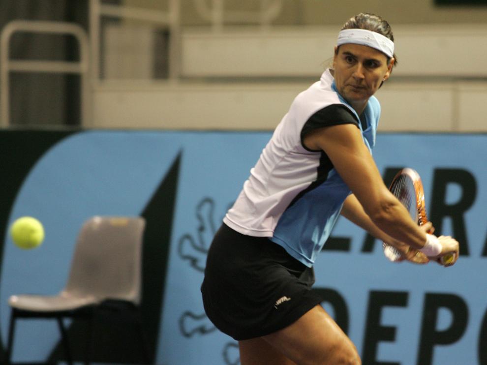 Conchita Martínez, la última finalista española del Abierto de Australia, jugando en el Máster Nacional de Tenis que se disputó en el Príncipe Felipe en 2005.