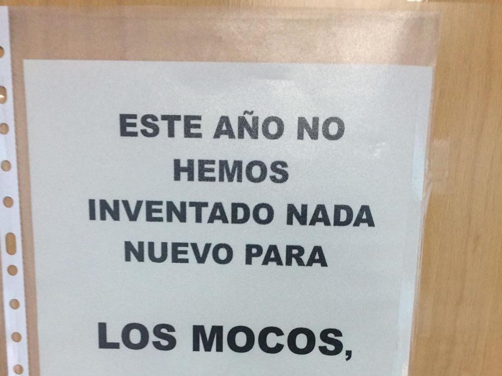 Mensaje informativo en el Centro de Salud Amparo Poch, en el barrio del Actur de Zaragoza.