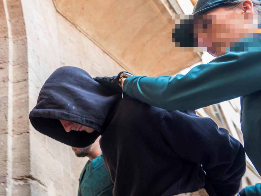 El detenido por matar a la pareja de su madre, en el momento de ser trasladado al juzgado