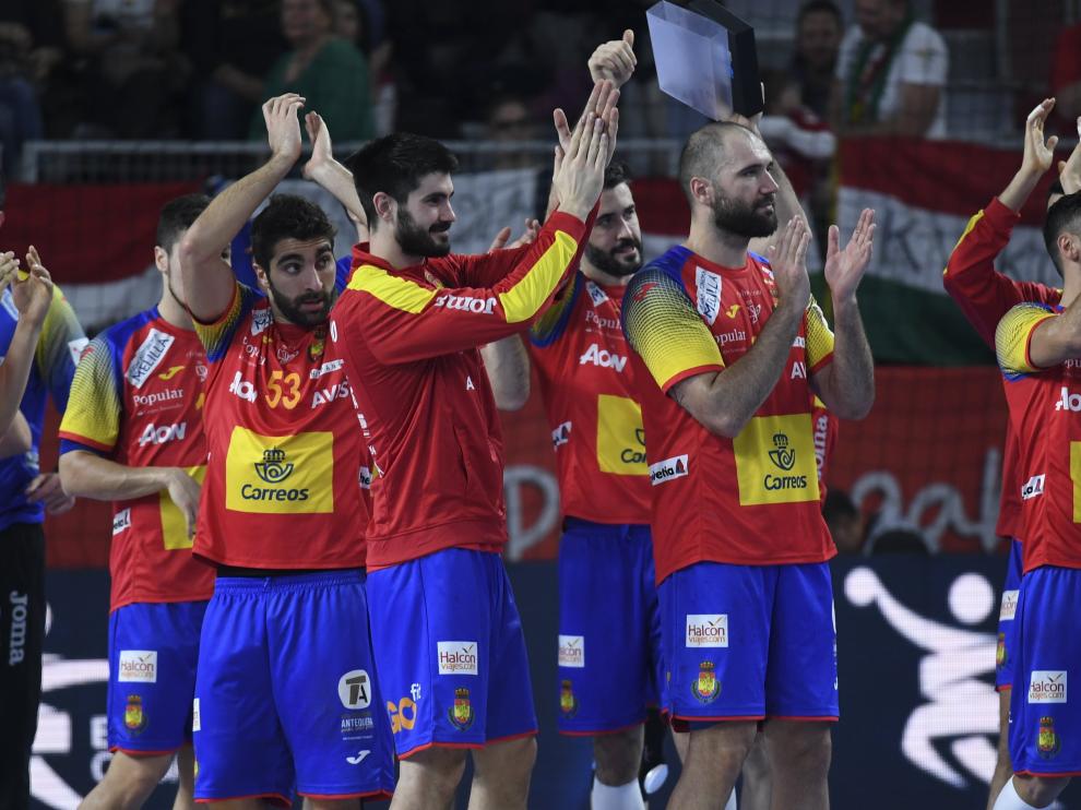 Los jugadores de España festejando la victoria.