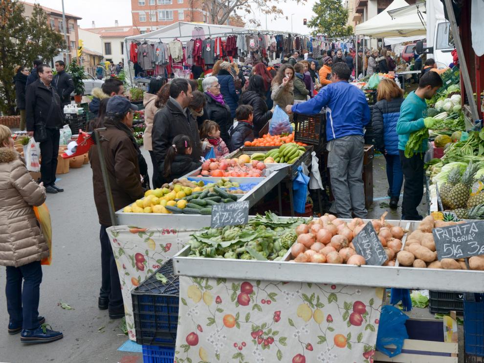 Un puesto de verdura del mercado, rodeado de público en la Ronda de Dámaso Torán.