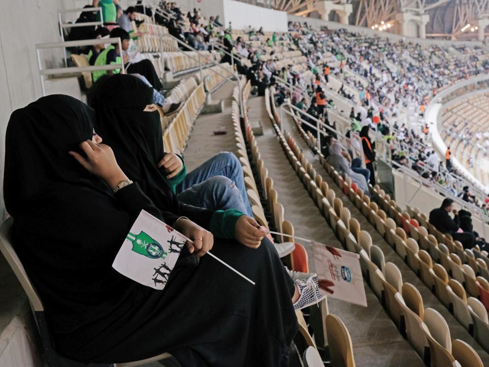 Mujeres saudíes, en un estadio de fútbol.