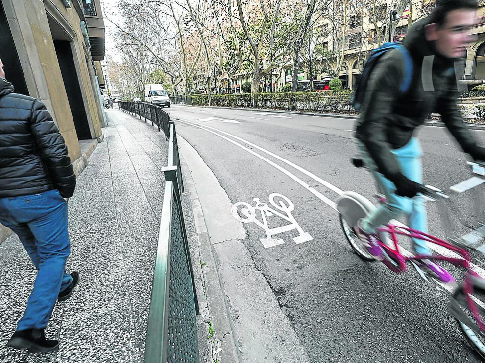 En el paseo de Sagasta de la Constitución se han desprendido varios bolardos del carril bici