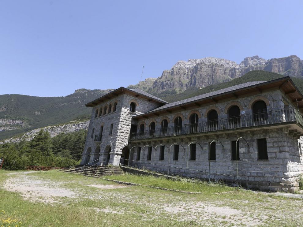 Uno de los proyectos propuestos. El parador de Ordesa. En el corazón del valle de Ordesa se plantean diversas actuaciones de mejora de infraestructuras o de creación de otras nuevas. Además de arreglar la carretera a la Pradera, se quiere adaptar el antiguo parador, un impresionante edificio hoy en desuso, como aula de la naturaleza, y enterrar los cables eléctricos. Está cerrado desde que el centro de interpretación se trasladó a Torla.