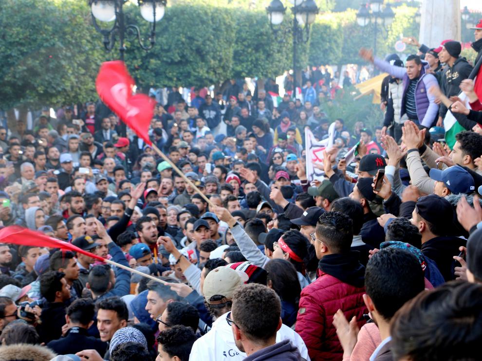 Miles de tunecinos conmemoran el séptimo aniversario de la revolución que acabó con la dictadura de Zinidin Ben Ali.